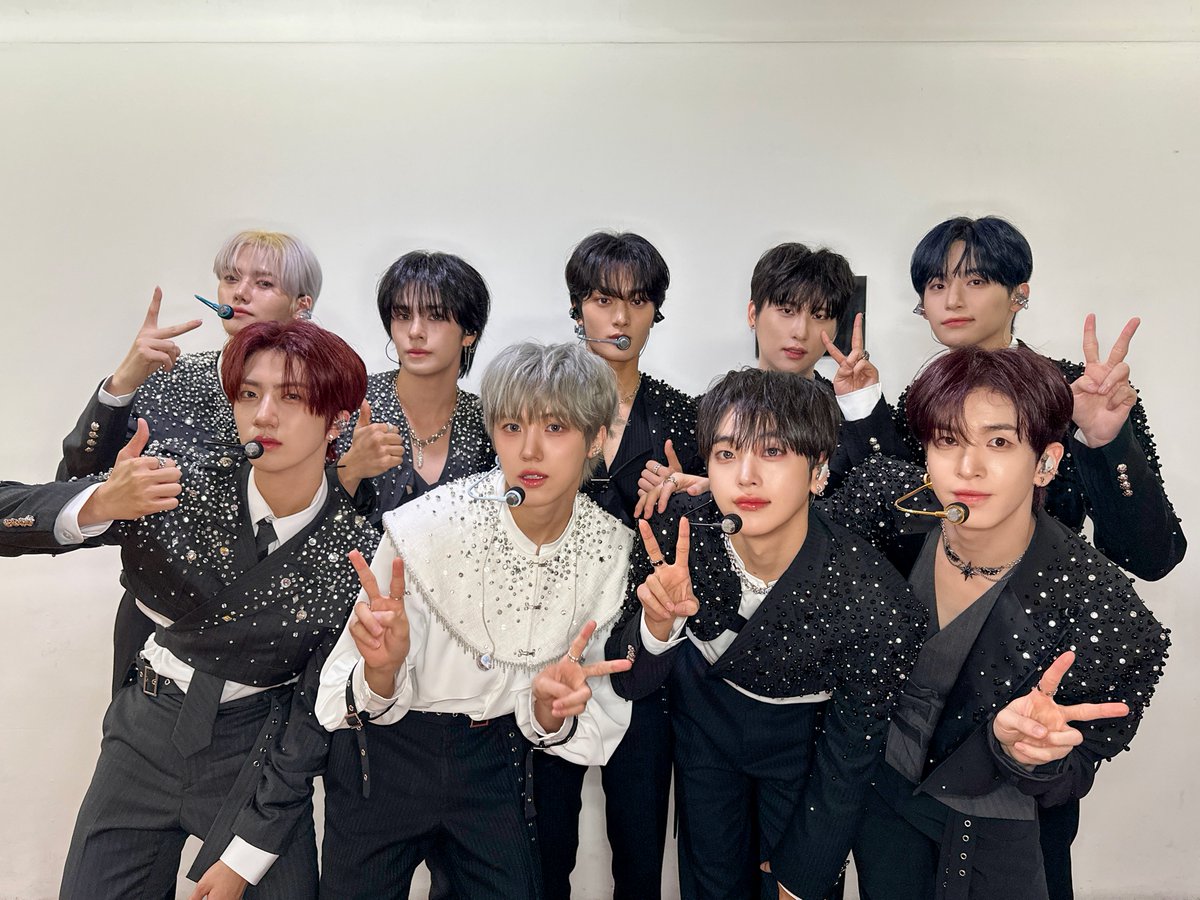 CRAVITYstarship's tweet image. [📸] 240929
2024 CRAVITY FAN-CON &amp;lt;BEYOND YOUR MEMORIES&amp;gt; DAY 2
⠀
러비티의 손을 잡고 구름 위로 쌓아 올린 또 하나의 기억☁
앞으로도 크래비티와 잊지 못할 추억들을 함께 쌓아나가요🩵
2024년 9월 29일, 우리의 시간을 기억해🌟
⠀
#CRAVITY #크래비티
#BEYOND_YOUR_MEMORIES