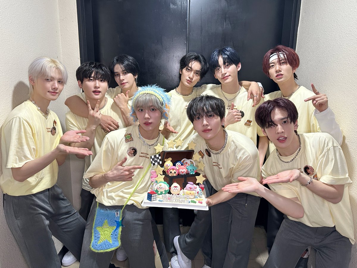 CRAVITYstarship's tweet image. [📸] 240929
2024 CRAVITY FAN-CON &amp;lt;BEYOND YOUR MEMORIES&amp;gt; DAY 2
⠀
러비티의 손을 잡고 구름 위로 쌓아 올린 또 하나의 기억☁
앞으로도 크래비티와 잊지 못할 추억들을 함께 쌓아나가요🩵
2024년 9월 29일, 우리의 시간을 기억해🌟
⠀
#CRAVITY #크래비티
#BEYOND_YOUR_MEMORIES