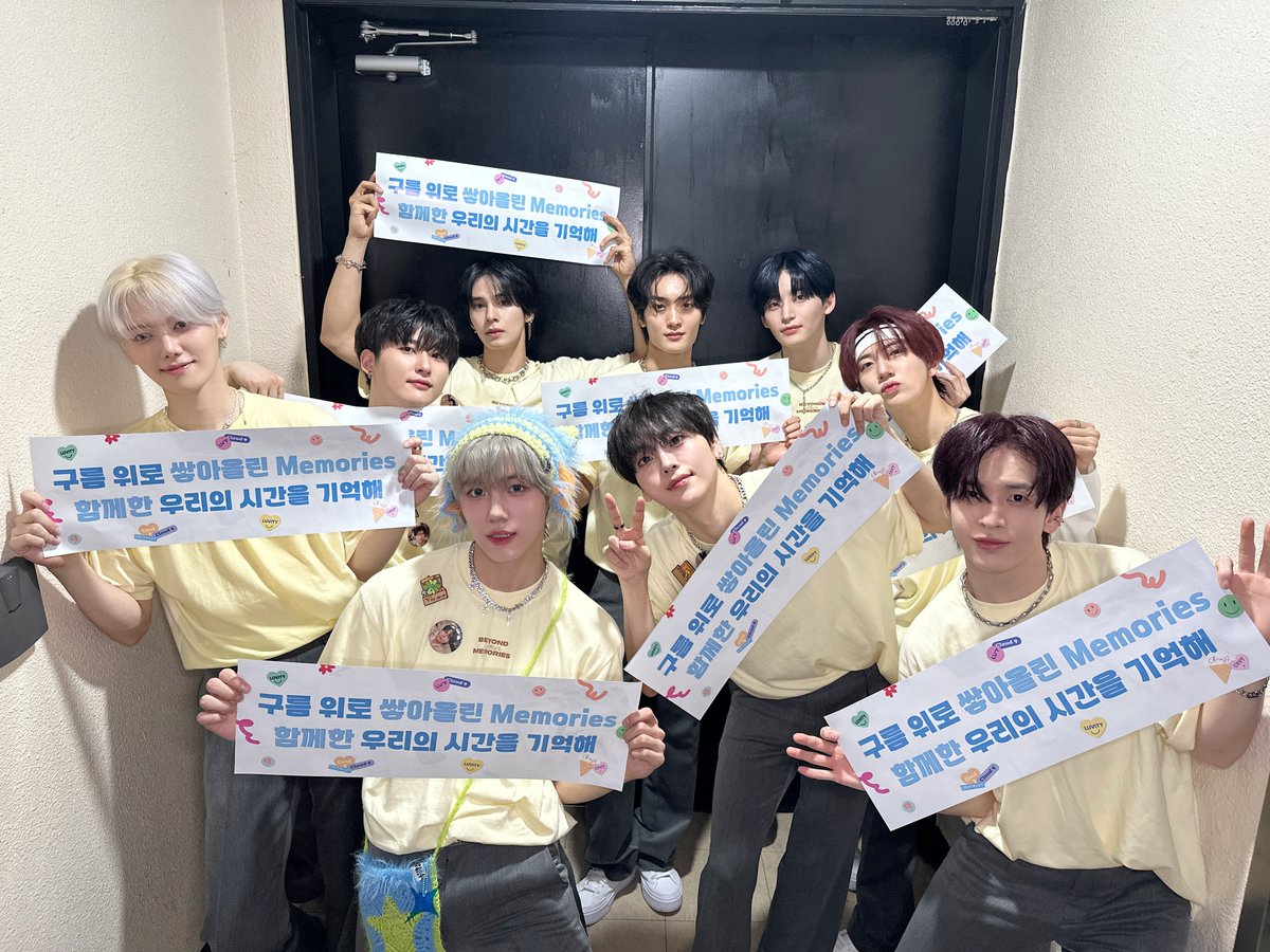 CRAVITYstarship's tweet image. [📸] 240929
2024 CRAVITY FAN-CON &amp;lt;BEYOND YOUR MEMORIES&amp;gt; DAY 2
⠀
러비티의 손을 잡고 구름 위로 쌓아 올린 또 하나의 기억☁
앞으로도 크래비티와 잊지 못할 추억들을 함께 쌓아나가요🩵
2024년 9월 29일, 우리의 시간을 기억해🌟
⠀
#CRAVITY #크래비티
#BEYOND_YOUR_MEMORIES