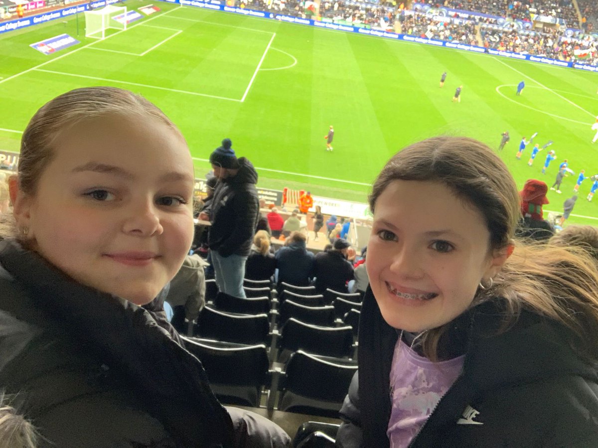 C’mon the Swans!!!! Bella and Martha x #swansmatchday