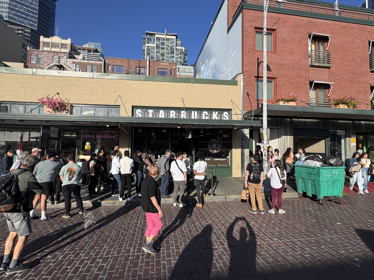 Wezul__'s tweet photo. 1st leg of the adventure
Seattle

- The gum wall was filth 
- Space needle views were absolutely amazing 
- Pike Place smells exactly how you think it would 
- &amp; The oldest (almost original) Starbucks had a 3 hr line in front of it 😂

Next stop, Alaska 🫶🏼 https://t.co/xhL08P7E8p