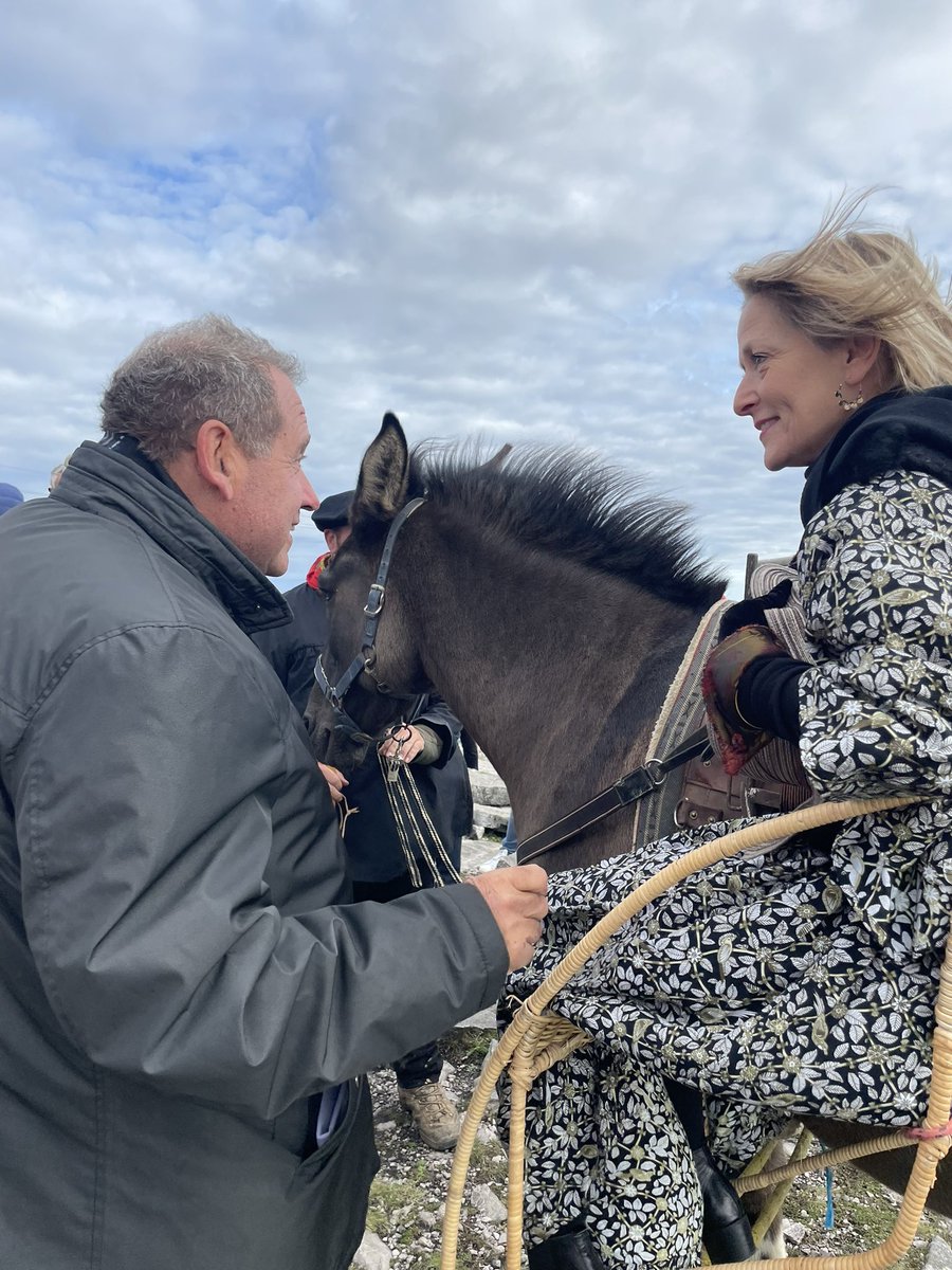 max_brisson's tweet photo. 🇫🇷Venteux mais merveilleux le moment passé aujourd’hui au sommet de la #Rhune pour fêter la rénovation de l’obélisque commémorant l’ascension par l’Impératrice Eugénie du massif de la Rhune voilà 165 ans.
🎙️L’occasion de dire ma gratitude à Michel Guillou et aux “commensaux biarrots” pour leur générosité. Alors que cet obélisque commémoratif était depuis plusieurs années dans un bien triste état cette réhabilitation a en effet été intégralement financée par ce groupe de mécènes biarrots.