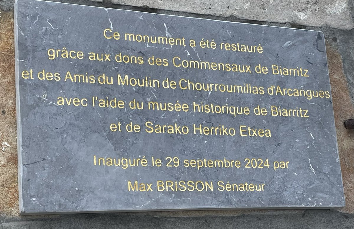max_brisson's tweet photo. 🇫🇷Venteux mais merveilleux le moment passé aujourd’hui au sommet de la #Rhune pour fêter la rénovation de l’obélisque commémorant l’ascension par l’Impératrice Eugénie du massif de la Rhune voilà 165 ans.
🎙️L’occasion de dire ma gratitude à Michel Guillou et aux “commensaux biarrots” pour leur générosité. Alors que cet obélisque commémoratif était depuis plusieurs années dans un bien triste état cette réhabilitation a en effet été intégralement financée par ce groupe de mécènes biarrots.