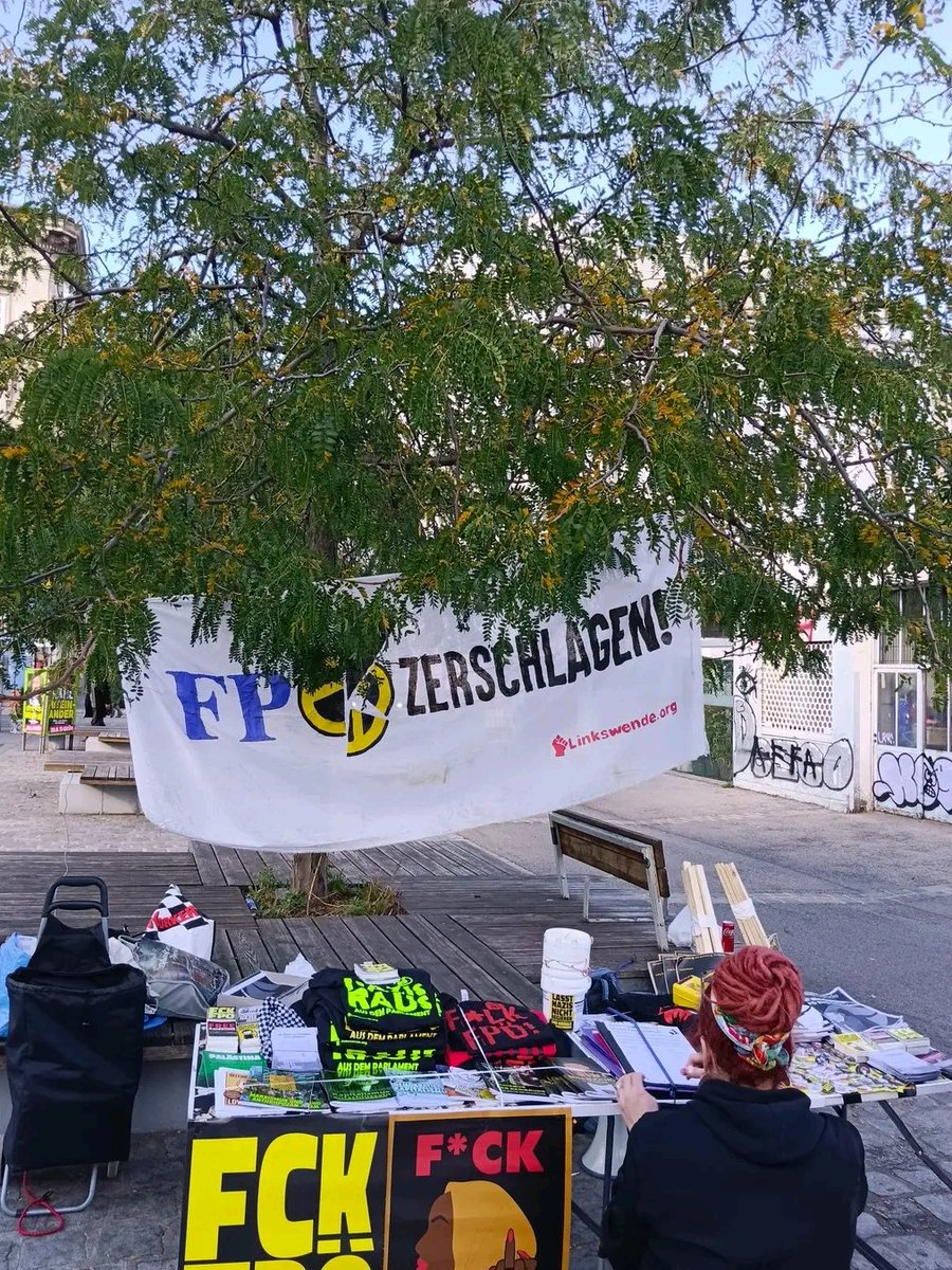 LinkswendeJetzt's tweet photo. Wir beginnen mit dem Aufbau für unsere Kundgebung zur Wahl. Ab 18 Uhr organisieren wir eine antifaschistische Demonstration in Richtung Parlament #w2909 https://t.co/Y08imkLYxl