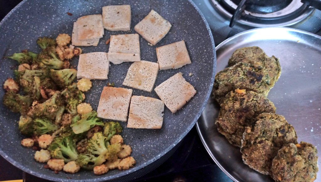 Rohinips1's tweet image. #sundayvibes #dinnerscene #vegan
Hara bhara cutlet with pan roasted veggies and tofu (psst...raw banana cutlet, thankfully no one realised 😅🫣🤭)