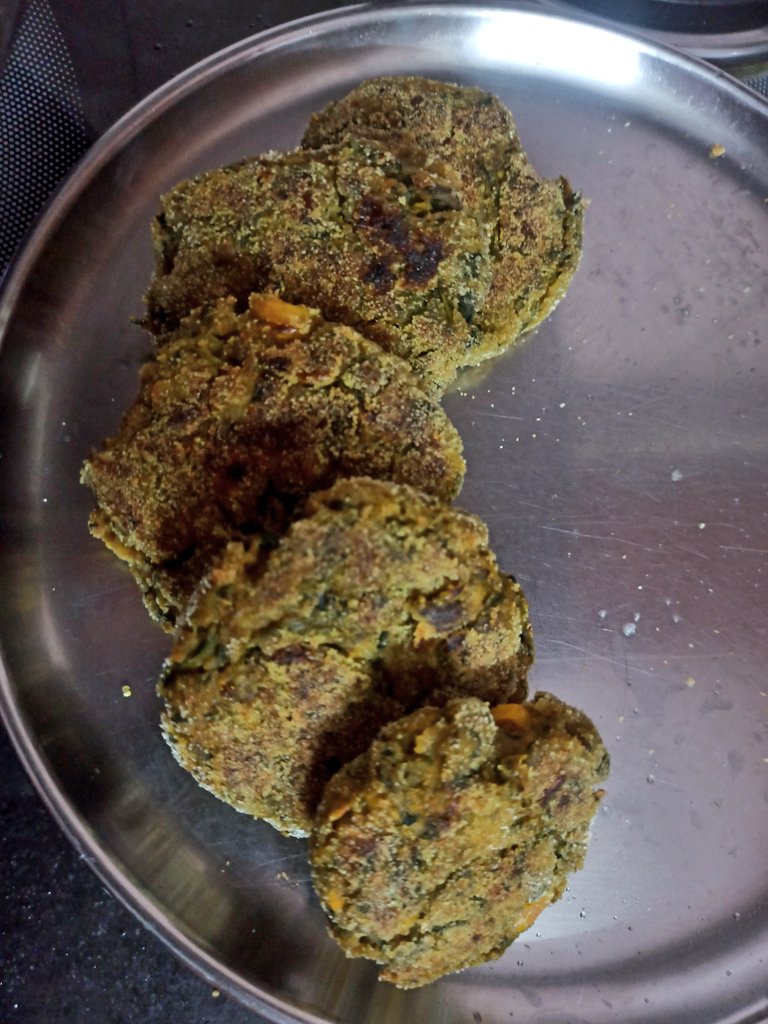 Rohinips1's tweet image. #sundayvibes #dinnerscene #vegan
Hara bhara cutlet with pan roasted veggies and tofu (psst...raw banana cutlet, thankfully no one realised 😅🫣🤭)