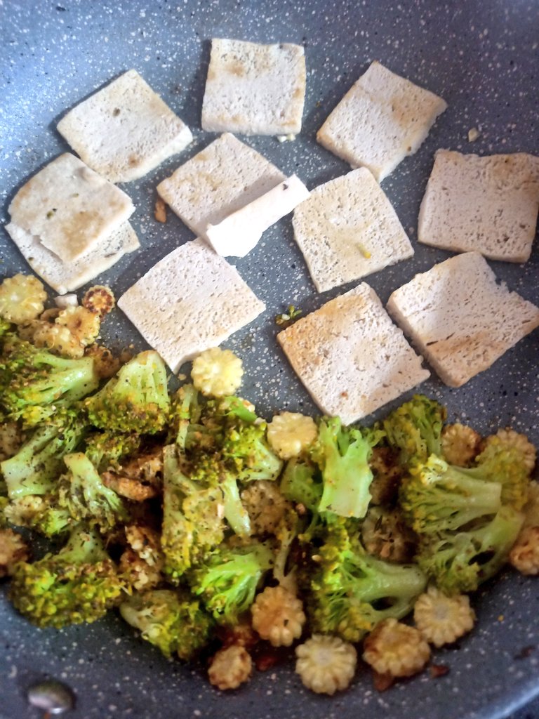 Rohinips1's tweet image. #sundayvibes #dinnerscene #vegan
Hara bhara cutlet with pan roasted veggies and tofu (psst...raw banana cutlet, thankfully no one realised 😅🫣🤭)