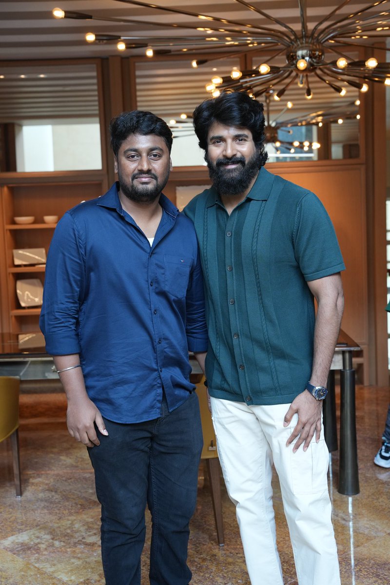 pugal07's tweet photo. @Siva_Kartikeyan Anna meetup🖤🖤🖤💥💥
Great gesture from SK na and team🖤🖤
We love you na 🖤

Thuppakki Namalodathu💥😅

#Sivakarthikeyan𓃵 #Moviesingapore 
#Amaran #AmaranDiwali #AmaranFromOct31 https://t.co/3PODBSrpkp