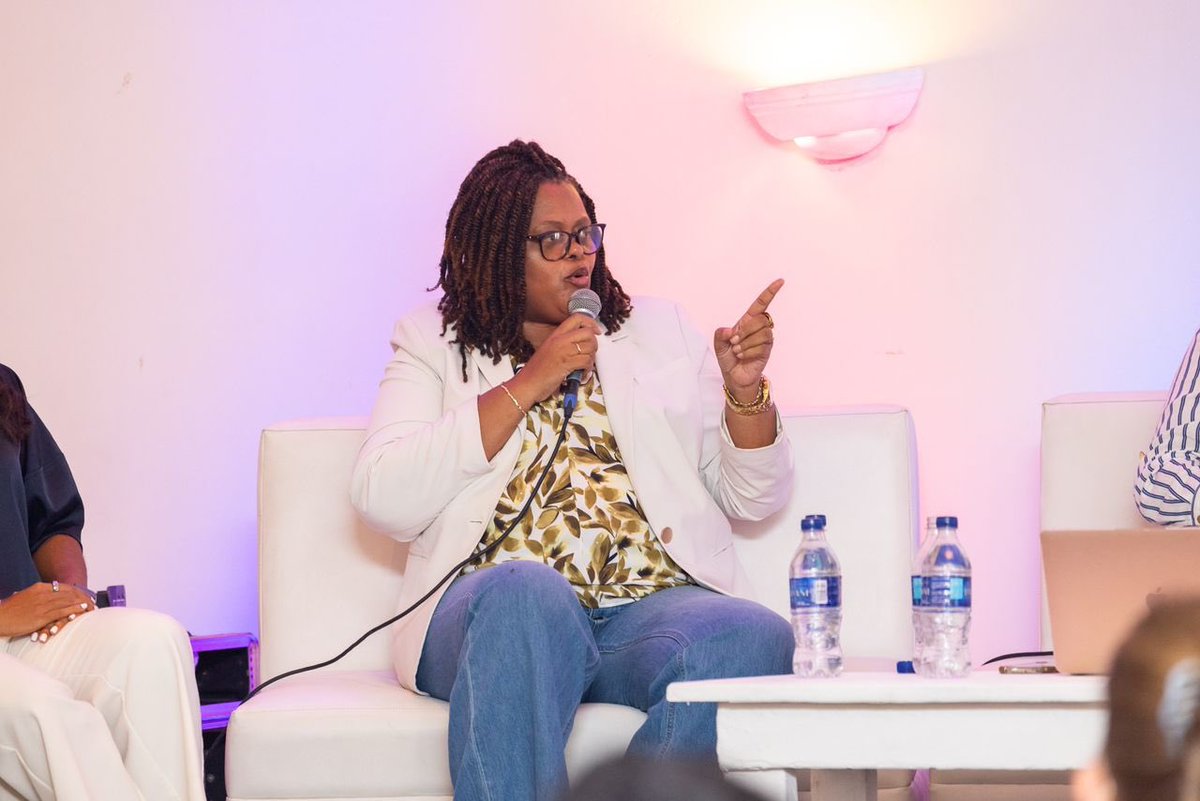 BRHHaiti_'s tweet photo. Le samedi 28 septembre 2024, Mme @MicheleDelerme , Membre du Conseil d’Administration de la Banque de la République d’Haïti (BRH), a pris part à une causerie organisée par la Chambre de Commerce Américaine en Haïti (AMCHAM) sur le thème “ Le leadership des femmes dans la reconstruction d’Haïti “.

Lors de son intervention, Mme Delerme a souligné l’importance de placer les femmes, qui portent souvent une part considérable des responsabilités sociétales, au centre des efforts de reconstruction nationale. Selon elle, l’urgence actuelle ne se limite pas aux infrastructures, mais concerne avant tout la reconstruction des vies fragilisées. Pour elle, la relance économique et la réhabilitation sociale doivent aller de pair, afin de garantir une approche plus globale.

Mme Delerme a également présenté cinq principes essentiels pour bâtir un leadership féminin solide et inclusif :
1. Cultiver l’empathie dans les relations professionnelles 🤝 
2. Mieux comprendre son équipe pour mieux la diriger 💼 
3. Fixer des objectifs clairs et mesurables 🎯 
4. Développer une profonde connaissance de soi pour mieux guider les autres 🌱 
5. S’engager dans une autoévaluation continue afin de progresser 📈