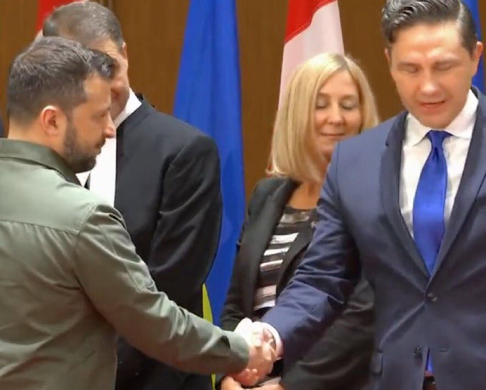 macmike086's tweet photo. He couldn't look @ Zelenskyy in the eye. Why?
#PierrePutin
#CompromisedAsFuck
#PierrePoilievreIsARussianASSet
#NeverVoteConservative
#PierrePoilievreIsPutinsLittleBitch
#ISupportTrudeau2025 https://t.co/TkPRWkJ8oy