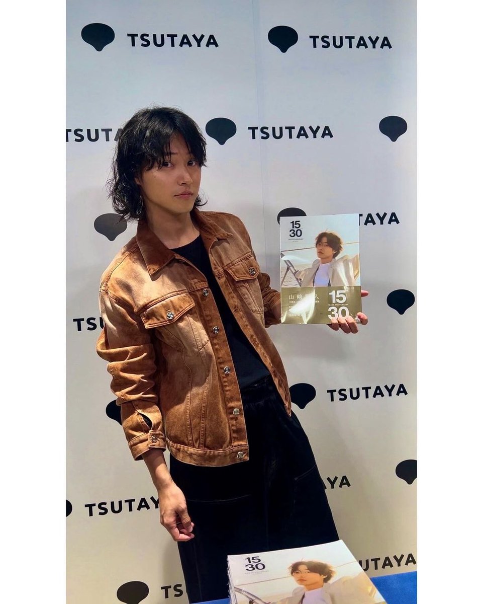 yk_972's tweet photo. 山﨑賢人15/30写真集 お渡し会レポ 👨🏻🤍

最初から最後までずーっと目を見ててくれてほんとに優しさ溢れてた 😭 きゅるきゅるおめめ可愛かった~ 😭 ハイタッチぶりの接触イベは心臓ばくばくで緊張しすぎて震え続けて、終わったら大号泣 😭 賢人くん大好き！！🤍 #山﨑賢人 https://t.co/9fJ1MhMtnS