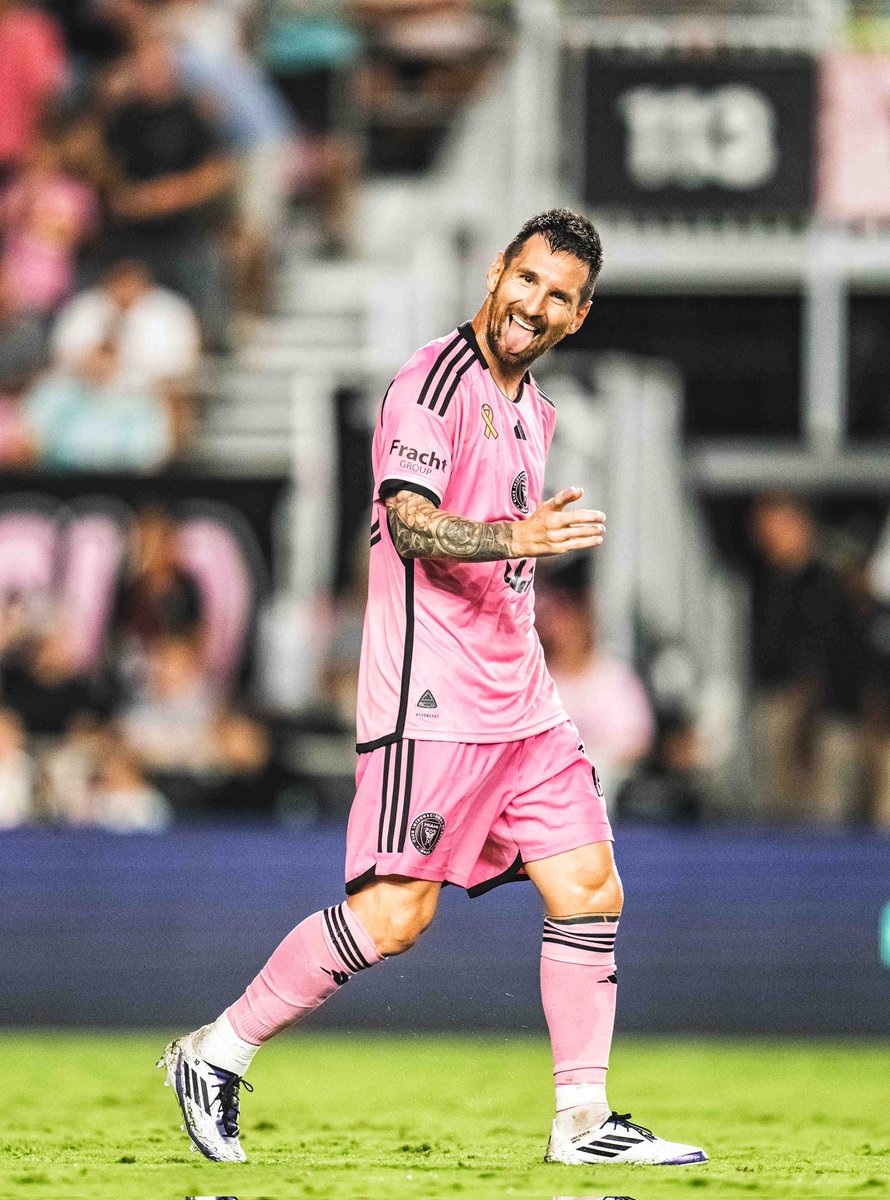 Cómo nos alegra la vida este tipo.