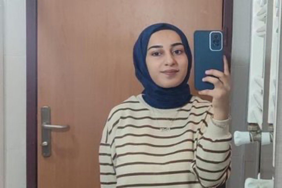 Van Yüzüncü Yıl Üniversitesinde birinci sınıf öğrencisi Rojin Kabaiş’e iki gündür ulaşılamadığı bilgisi alınması üzerine, Van Barosu Başkanı Av. Sinan Özaraz ve Kadın Hakları Merkezi üyesi meslektaşlarımız, aile ve yetkililerle görüşme gerçekleştirmiştir. 

Gerçekleştirilen arama