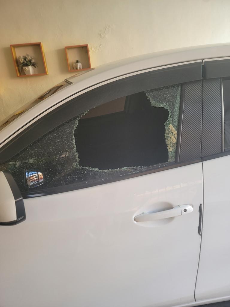 Maxalburquerque's tweet photo. A quien reclamo,, tanta seguridad y controles en conciertos y cada vez más vulnerables a los maldito rastreros, robando y rompiendo vehículos dígame @costasur @PoliciaRD @regionalEstePN @altosdechavondr

General Báez, ponga un personal eficiente en los destacamentos para las denuncias
