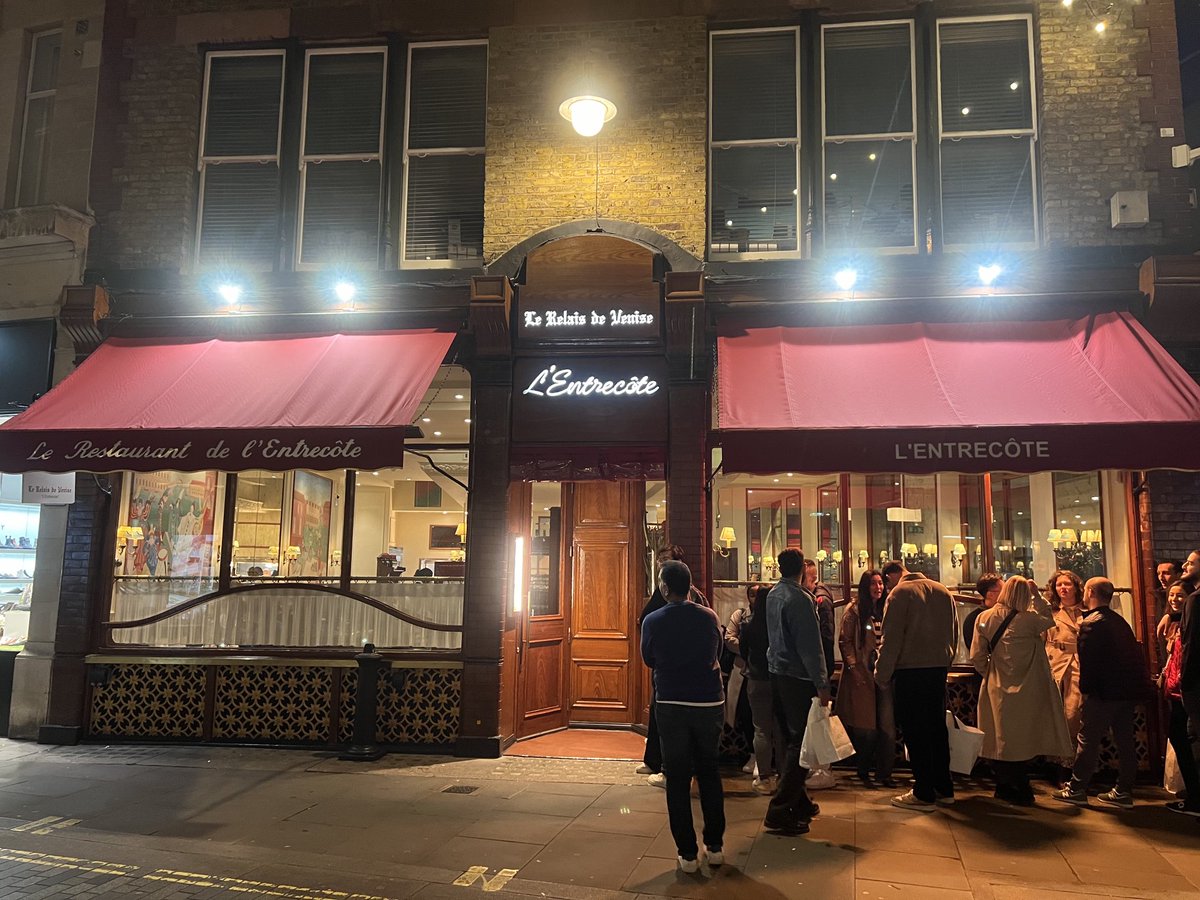 Dün Marylebone’da (Londra’da kendimi en iyi hissettiğim muhitlerden biridir.) gezerken gördüğüm Le Relais de Venise Son Entrecôte’un önündeki kuyruk çok etkileyiciydi. Müthiş bir girişimcilik ve başarı hikayesi okumak isterseniz tıklayınız: relaisdevenise.com/our-story.php