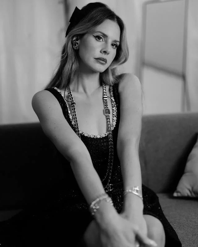 📈 | Lana Del Rey was the seventh most streamed female artist on Spotify yesterday.