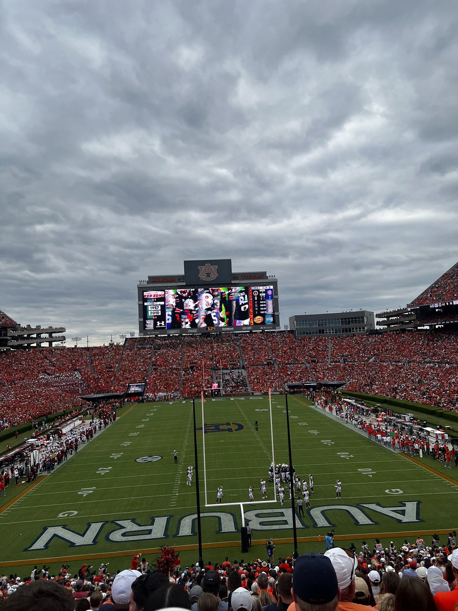 morganlee_20's tweet photo. War Damn 💙🧡 https://t.co/SoXJFPLci3