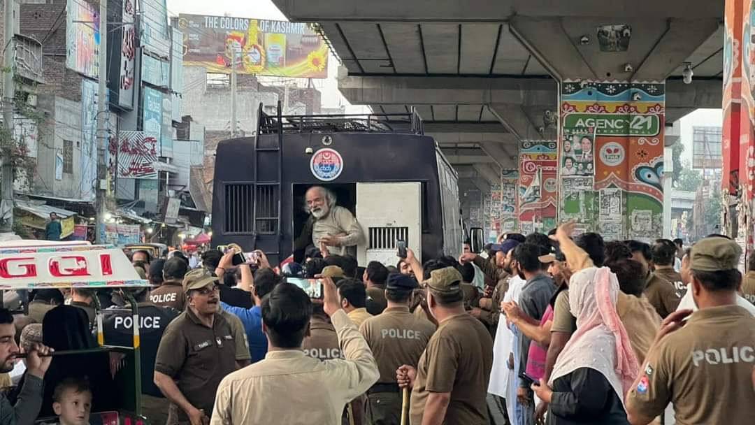 گوجرانوالہ میں جماعت اسلامی کے ضلعی امیر مظہر اقبال رندھاوا سمیت درجنوں کارکن گرفتار کر لیے گئے
پنجاب پولیس نے آج صوبہ بھر میں فسطائیت کا مظاہرہ کیا ہے، جماعت اسلامی کے کارکنان اس سے خوفزدہ نہیں ہوں گے، جدوجہد جاری رہے گی
#جماعت_اسلامی_پھرسڑکوں_پر