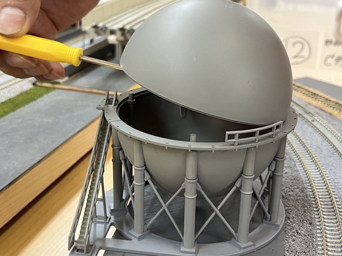 shinomaru_TNC's tweet photo. これはガスホルダーの上半分が取れるのを知って変な遊びをする悪い大人たちw https://t.co/hfthTkg0aG