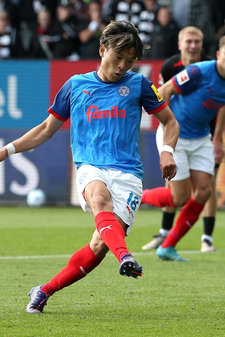 GoalJP_Official's tweet photo. 🇩🇪🇯🇵#町野修斗 が2試合連発！⚽

フランクフルト戦で冷静にPKを成功、#キール の貴重な同点弾をマーク！

前節に続く2試合連続のゴールは、今季 #ブンデスリーガ 3点目となった。 https://t.co/mqi79B1oBA