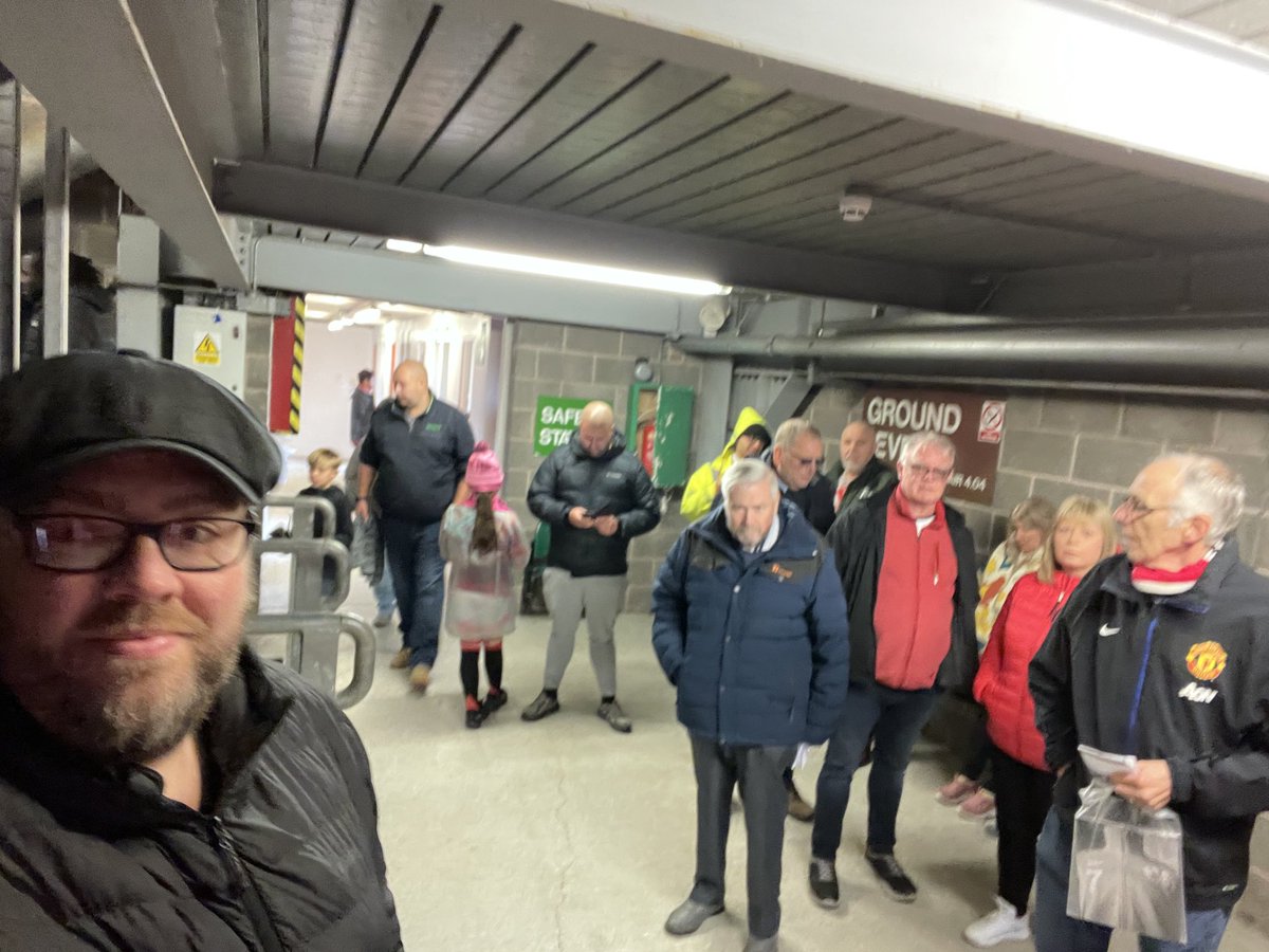 davidheaton38's tweet photo. 19 people currently stuck in the bottom of the stairs at #OldTrafford because ⁦@ManUtd⁩ are cutting back on disabled access. Been@waiting over ten minutes already. Never seen it this bad ⁦@BBCSport⁩ ⁦@ManchesterEven⁩ ⁦@StretfordPaddck⁩ https://t.co/4oknnVwSaE