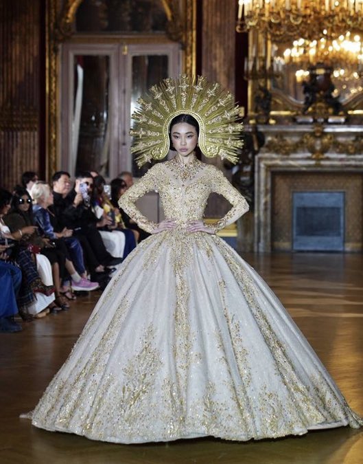 msSummersStan's tweet photo. Amakabogera singer Maymay Entrata walks in Paris wearing a similar headdress to Miss Eva Le Queen in her promo look. #DragRacePH #ParisFashionWeek2024 #DragRace #GlobalAllStars https://t.co/NuPRLMthLl