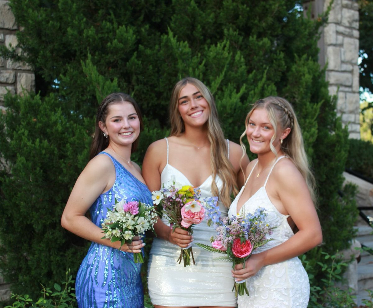 KMOSoftball's tweet photo. Softball girls by day and Homecoming princesses by night! https://t.co/nqXUWxtkkv
