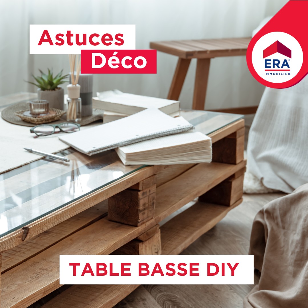 EraVimont's tweet image. Fabriquez une table basse stylée à petit prix ! 🌟

- Poncez et peignez deux palettes.
- Superposez et fixez avec des roulettes.
- Ajoutez un plateau en verre pour ranger vos magazines.

Voilà, le tour est joué ! 🛠️

#Eraimmobilier #TableBasse #DecoRecup
