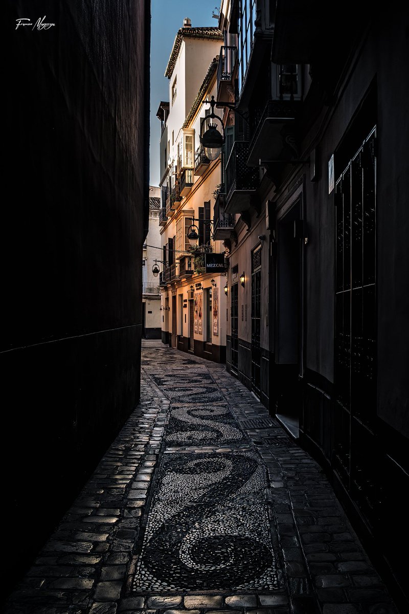 elfranfran's tweet photo. Las calles solitarias por la mañana...
#Málaga #morning #muevetucorazón #walking #photooftheday #fujifilmxt30 📷 https://t.co/ZAVTRCd57u