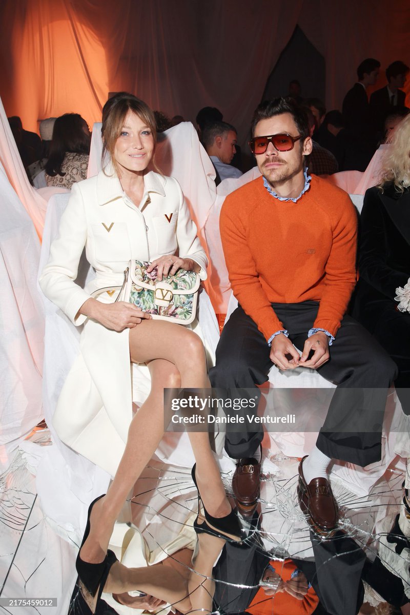 Harry_PL_Media's tweet photo. Harry na pokazie Valentino podczas dzisiejszego Fashion Weeku w Paryżu. https://t.co/BianUEJUMk