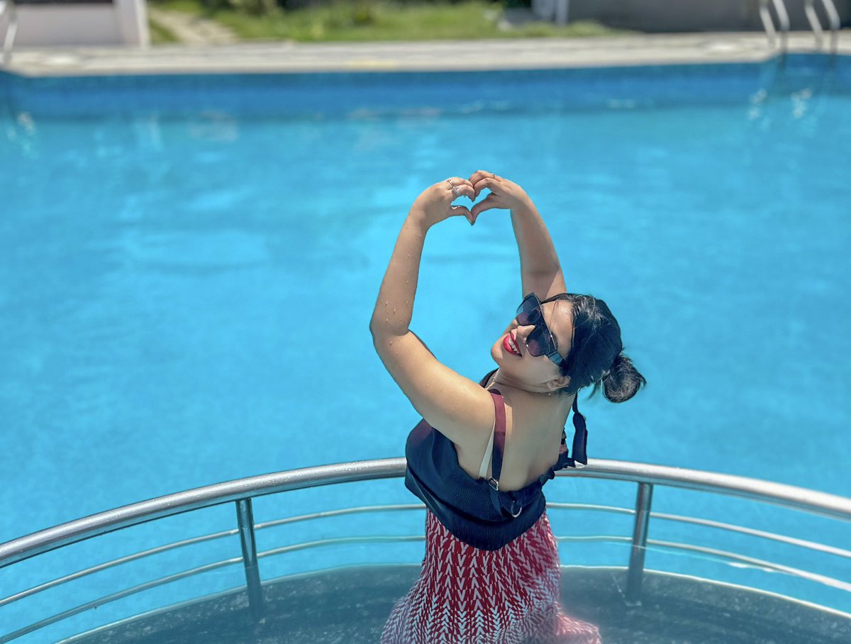 Sunkissed and poolside bliss !!!!! 🌊🏊🏻‍♀️💕