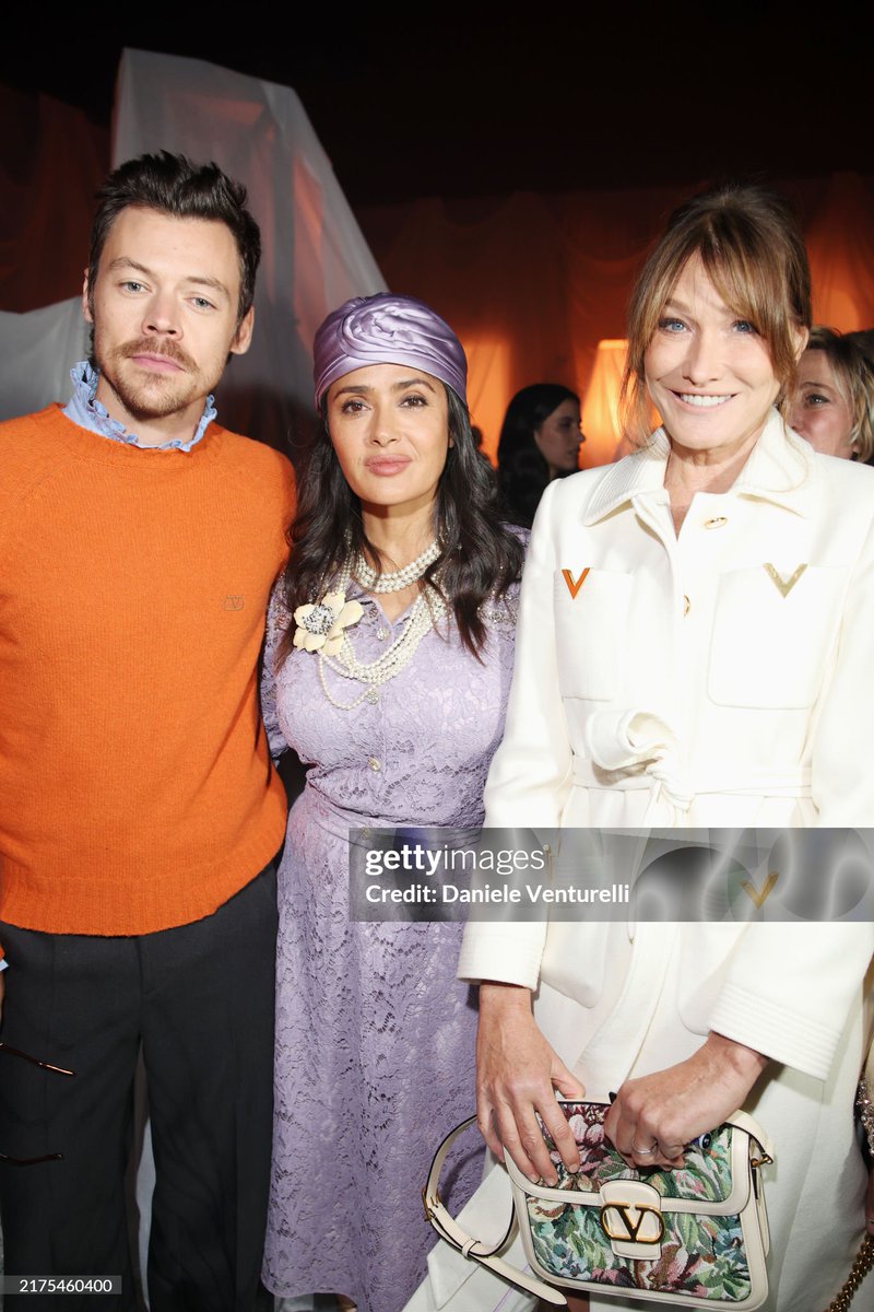 Harry_PL_Media's tweet photo. Harry na pokazie Valentino podczas dzisiejszego Fashion Weeku w Paryżu. https://t.co/pbdMx9VKID