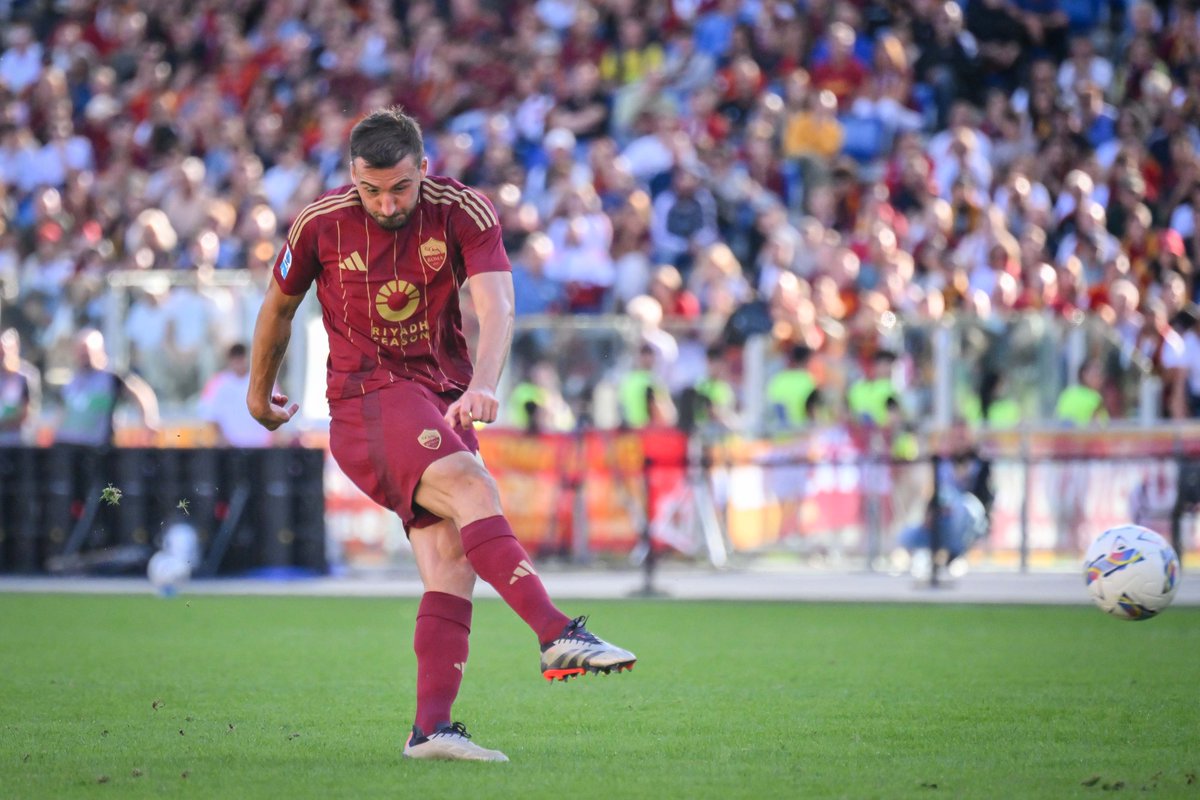 OfficialASRoma's tweet photo. 👊 Forza Roma!

#RomaVenezia 1-1 https://t.co/oPOWGTulMT
