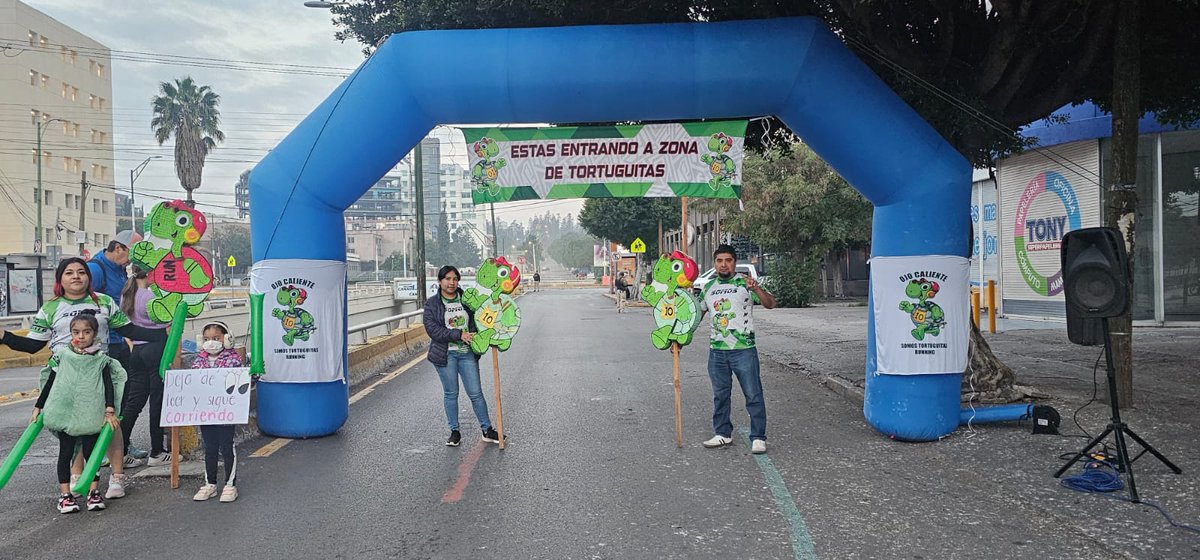 LaUASLP's tweet photo. @AJZGrector @UASLP_Academica 🥳 Con la iniciativa “Adopta un kilómetro”, la energía y el entusiasmo son palpables en cada rincón del Medio Maratón UASLP, gracias a las porras de los clubes que acompañan a los corredores a lo largo del trayecto.
#MMUASLP #VolarEsTuPoder #SLP #Runners https://t.co/Mp8voS66Nv