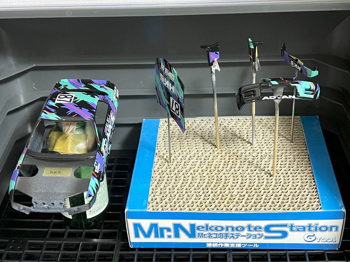 tanoshii_mokei's tweet image. #ハセガワ
1/24 #HKS #AXIA #R32 GT-R (18)

HKSには連日クリアコート中。
AXIAのボディ C78：メタリックブラックを用意。ということは再塗装しそうな予感ですがまだ検討中。
同時にピンクの豚さんポルシェ用ディテールアップパーツ購入。エッチングの他に思った以上のカーボンデカールが満載です😅
