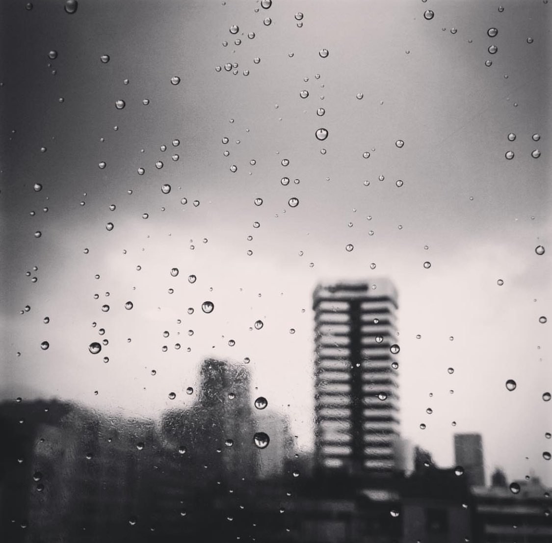 dirtydahiana's tweet image. Nací y crecí en la Bogotá gris, con el cielo tapado, los copetones cantando, la aguapanela caliente para el frío, las botas machitas para saltar charcos, los abrigos, las chaquetas y las bufandas. No me pidas que no disfrute estos días que pasaron de ser costumbre a ser recuerdo.