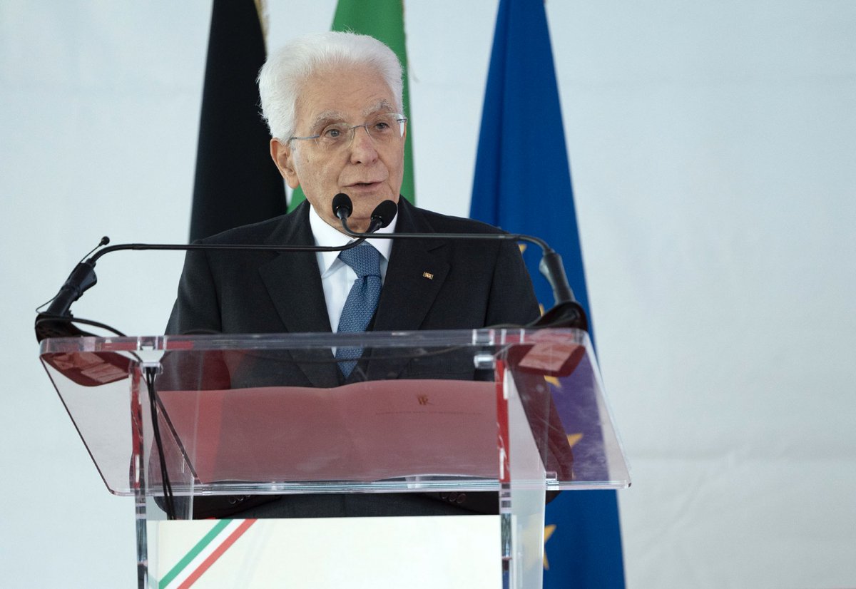 Quirinale's tweet photo. #Mattarella: Sbagliamo se pensiamo che il razzismo, l’antisemitismo, il nazionalismo aggressivo, la volontà di supremazia, siano di un passato che non ci appartiene.
Quanto accade ai confini della nostra Unione Europea suona monito severo https://t.co/ELc7fDj6hq