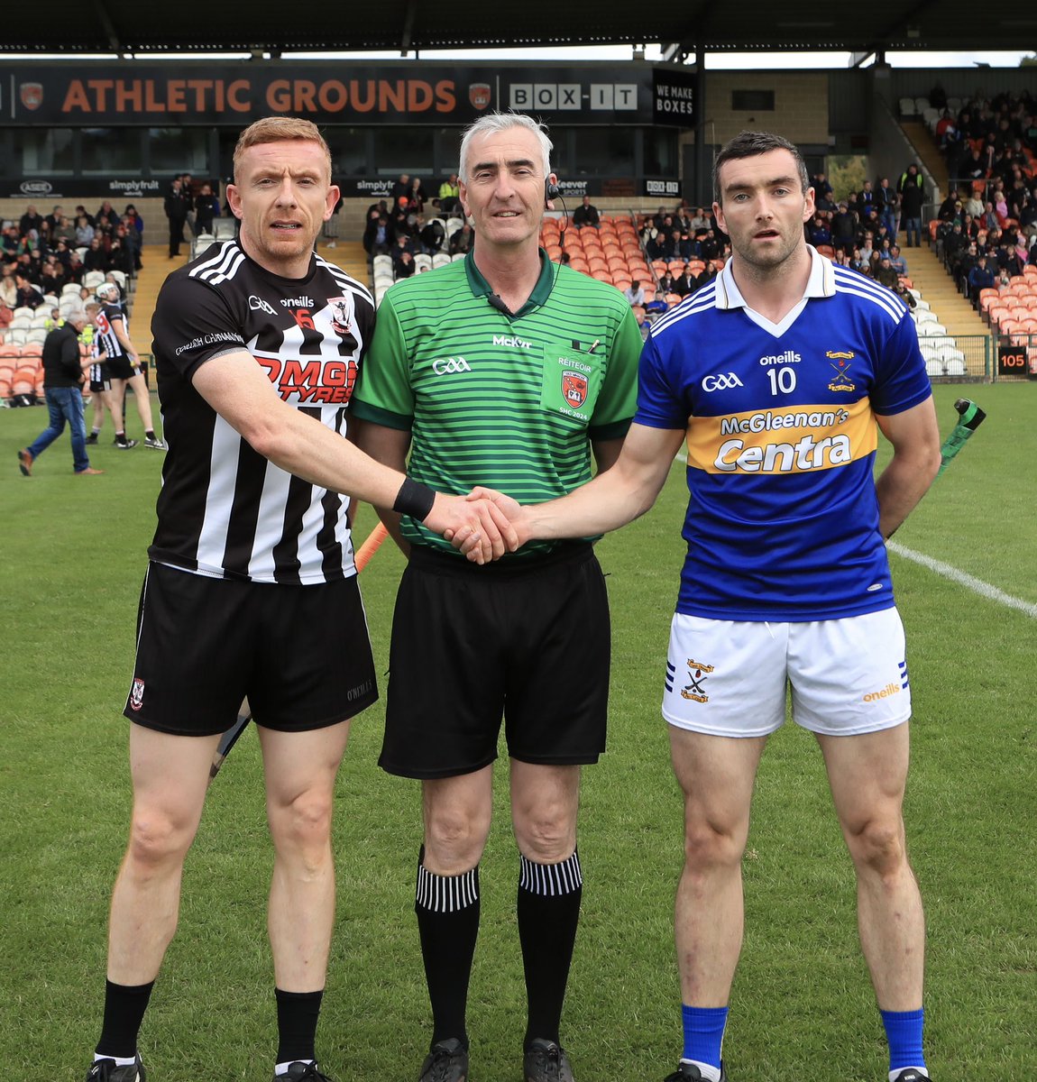 Armagh Senior Hurling Championship Final 

Captains Ryan Gaffney &amp; Conor Corvan with An Réiteoir Maírtin McGann

#clubtothecore