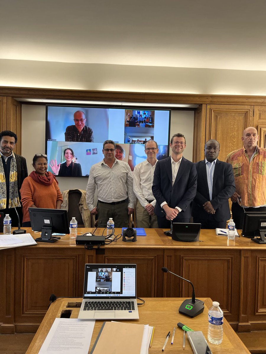 Thrilled to announce I successfully defended my PhD thesis, "Essays in Digital Economics: Three Impact Evaluations of Broadband Internet"! My research highlights the impact of high-speed Internet on protests in Africa, property values in France, and business creation in Tunisia.