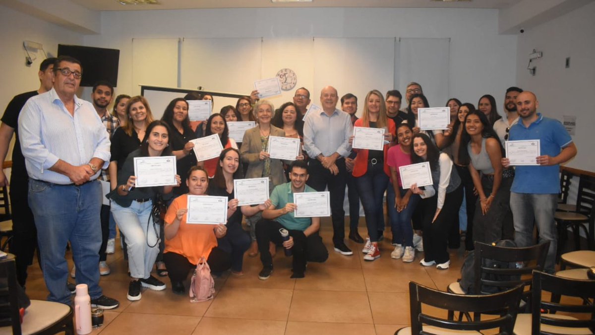Ayer acompañé la capacitación de Oratoria con la Juventud de Nuevo País. Apoyamos la formación constante para superar los desafíos actuales y futuros. 
¡Los jóvenes no son el futuro, SON el presente!  #JuventudLíder #NuevoPaís