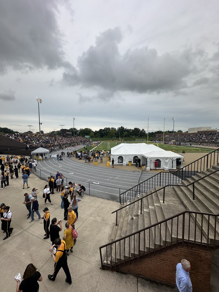 CamHunter2025's tweet photo. Enjoyed my second visit @BWFootball_. Good talking to @EthanNichol10 and @CoachHilvert. @MasonCometsFB @CoachKentM10 @CoachCastner https://t.co/kmy2obLavH