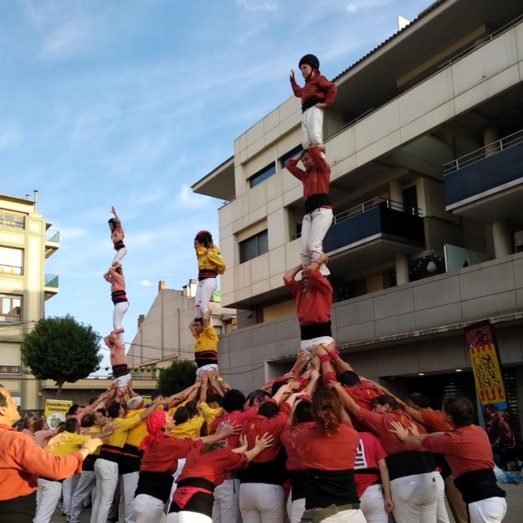 Actuació a Súria, gràcies <a href="/SalatsSuria/">Salats de Súria</a> per l'organització i col·laboració, gràcies <a href="/castsantpedor/">CastellersdSantpedor</a> per tot com sempre, padrins. Vam començar amb pd4 d'entrada, vam descarregar un 3d6 i finalitzar amb un altra Pd4. Amuuunnt Potes, molt bona actuació