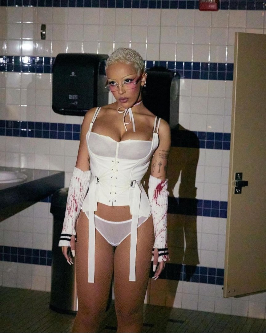 a bloody doja cat wearing marina eerrie's fan laced bustier 🩸