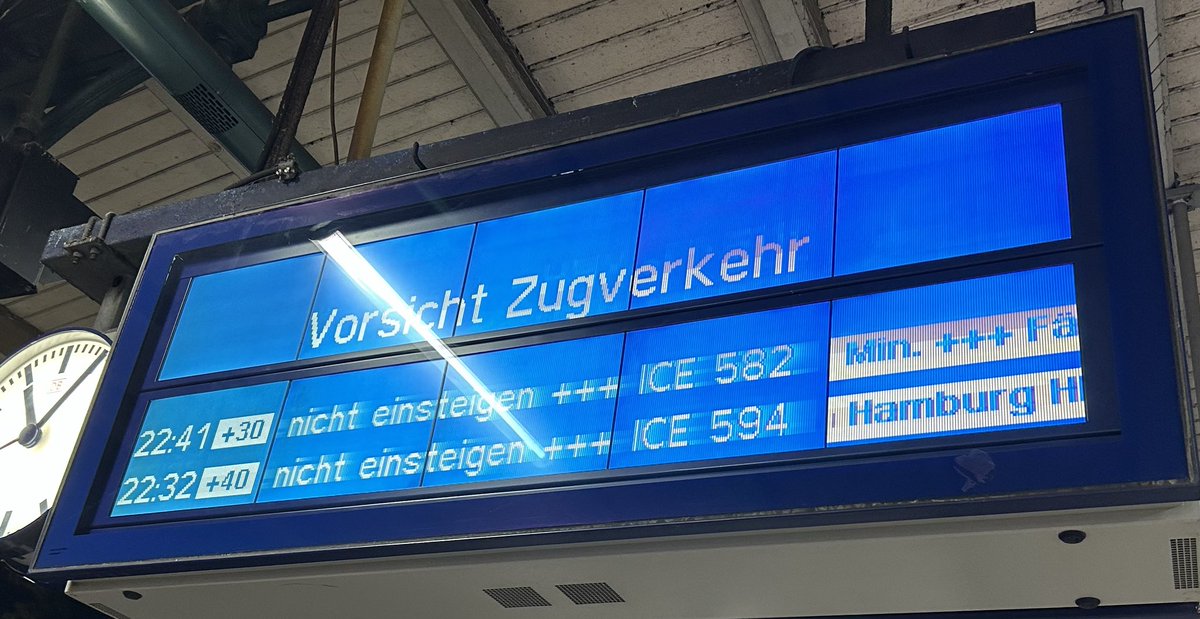 tkerstan's tweet photo. Denkwürdige Warnung der ⁦@DB_Info⁩ 😉 https://t.co/jKcTwn2vQU
