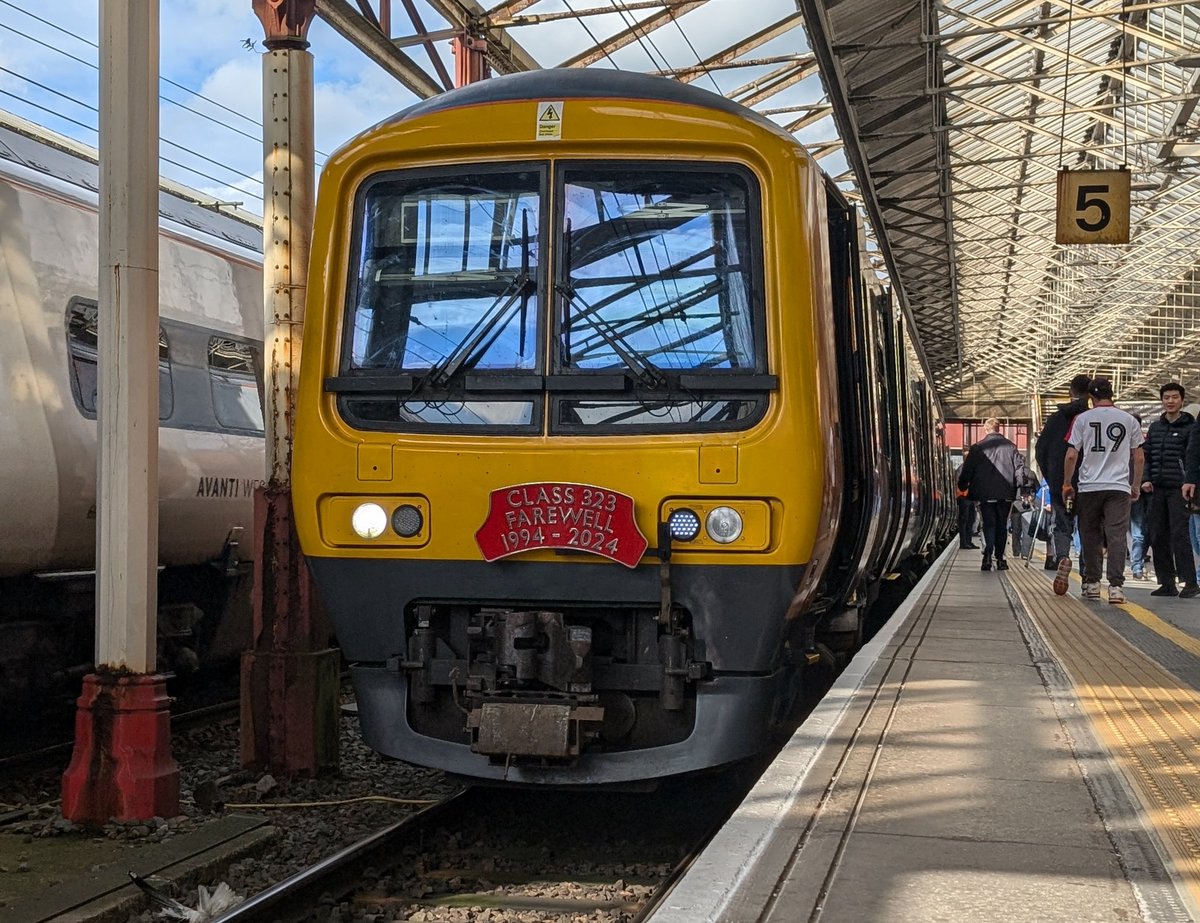 DownOnTheStour's tweet photo. Crewe, Stafford &amp; Walsall ✅

Time for a run to Coventry then the final leg back to Birmingham ✌️

#DOTS #railwayphotography #trainphotography #class323 #hypernetworker #hellfire #class323farewell https://t.co/3kiTmW9r2J