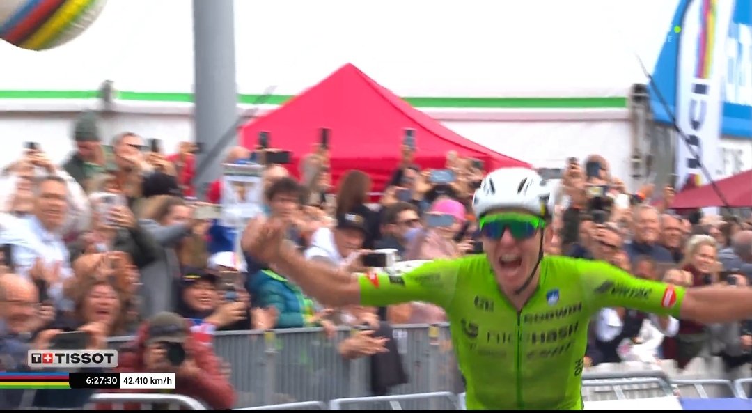 ¡🇸🇮 Tadej Pogačar campeón del mundo atacando a 100 km de Meta!

Se acaban los calificativos para este ciclista, marcando una época sin duda en él ciclismo.

👏🏻👏🏻👏🏻.

🇨🇭🌈 #Zurich2024