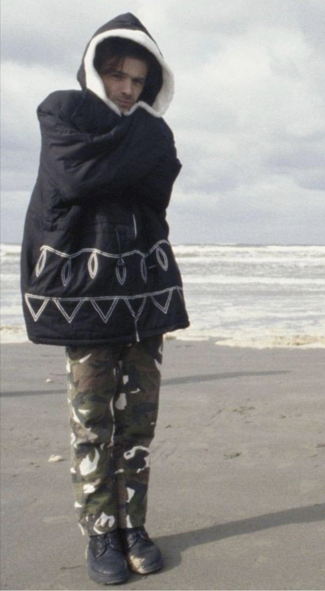 RJEPainfully's tweet photo. Poppit Sands Beach, late September 1994.
📸 Kevin Cummins.
#PainfullyBeautiful #RicheyEdwards #RicheyJames #RicheyManic #RicheyJamesEdwards #Manics #ManicStreetPreachers #PoppitSands #NickyWire #JamesDeanBradfield #SeanMoore #CardiganBay #Wales #Nineties #KevinCummins https://t.co/hoPX77ye00