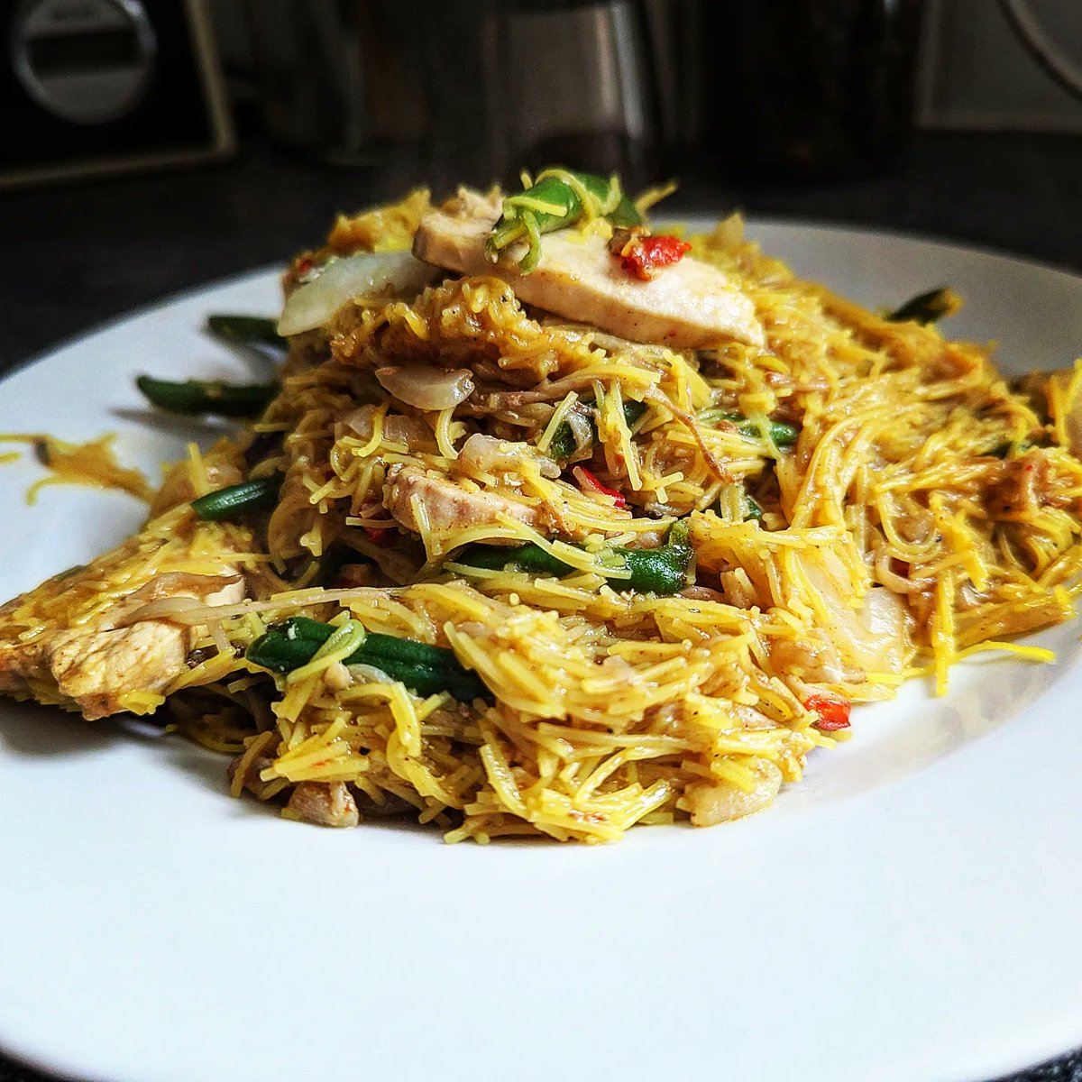 nottsmarv's tweet photo. Singapore rice noodles with chicken, green beans, onion, mushrooms. Chilli and a touch of chow mein sauce. Pepper, salt and lime juice 🤤🤤

#asiamfood #singaporefood #chicken #chilli #spice #foodie #homecooking #foodphotography #healthylifestyle #veg #foodstyling https://t.co/9Gu6qXnsCg