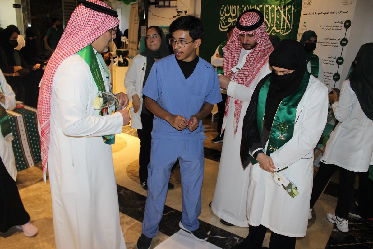 vision_colleges's tweet photo. كما ابتكر الطالب النشمي الحربي، أحد طلاب كلية الرؤية الطبية بجدة والحائز على براءة اختراع، عرضًا مميزًا لقيم الكلية باستخدام روبوت! 

حيث يقوم الروبوت بالتوقف عند كل قيمة من قيم الخطة الاستراتيجية ويقدم تعريفًا صوتيًا لها. 
#مستقبل_التعليم_المتميز https://t.co/ZpKrX0xKhN