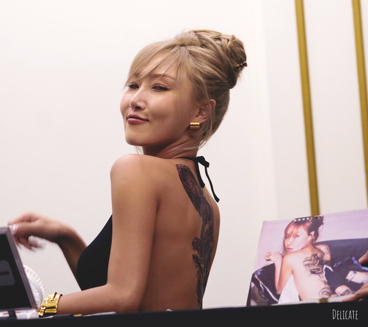 Delicate723's tweet photo. 240929 화사 오아시스아트홀 팬사인회
#화사 #Hwasa

등을 보며 나는 잊었네 https://t.co/WGRHpNoY8S